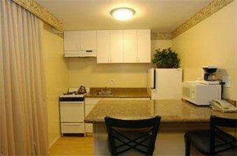 Hollywood Hills 3*