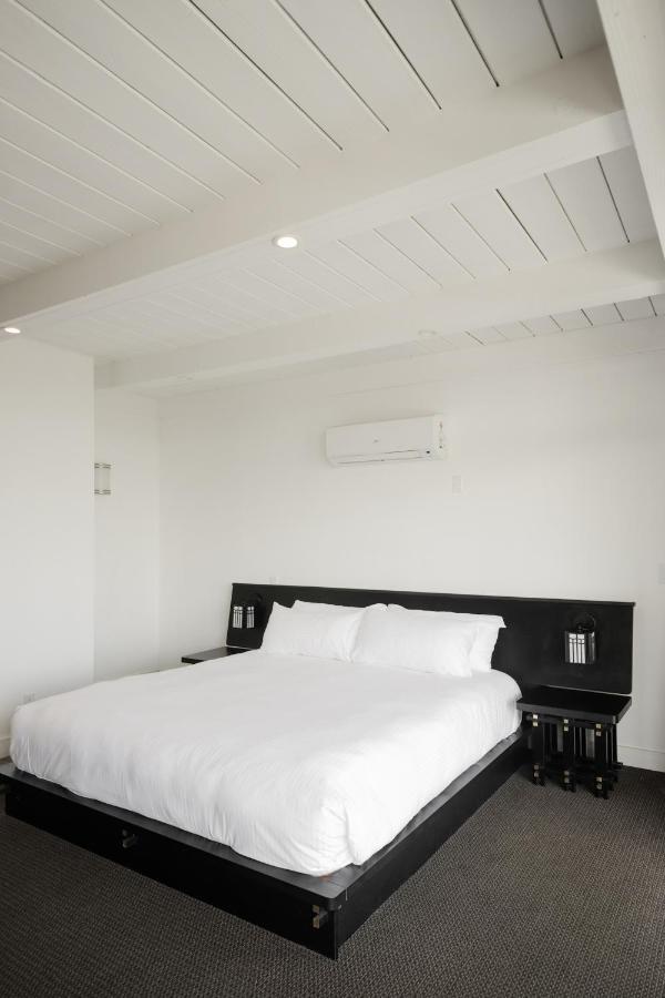 Hollywood Hills Hotel 3*